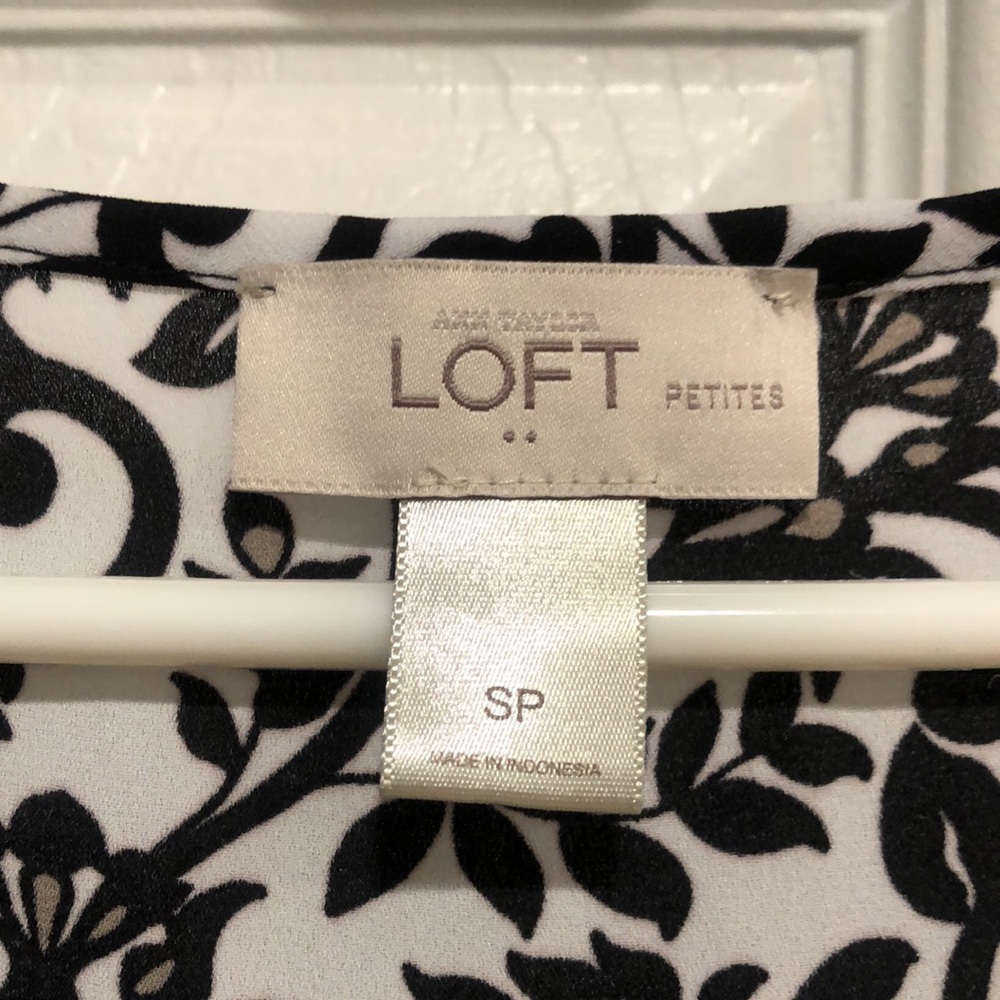 THE LOFT (EUC) Sleeveless Blouse Black&White Floral Design. Comfortable! Size SP